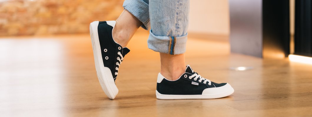 נעלי ברפוט מול נעליים רגילות: ההבדלים והיתרונות