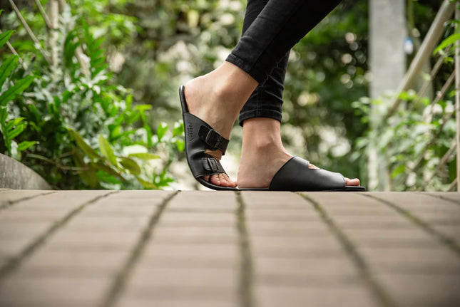 Ahinsa black כפכפי ברפוט אהינסה - Black sandals women & men barefoot אהינסה black כפכפי ברפוט אהינסה סנדלים ברפוט בצבע Black לנשים ולגברים