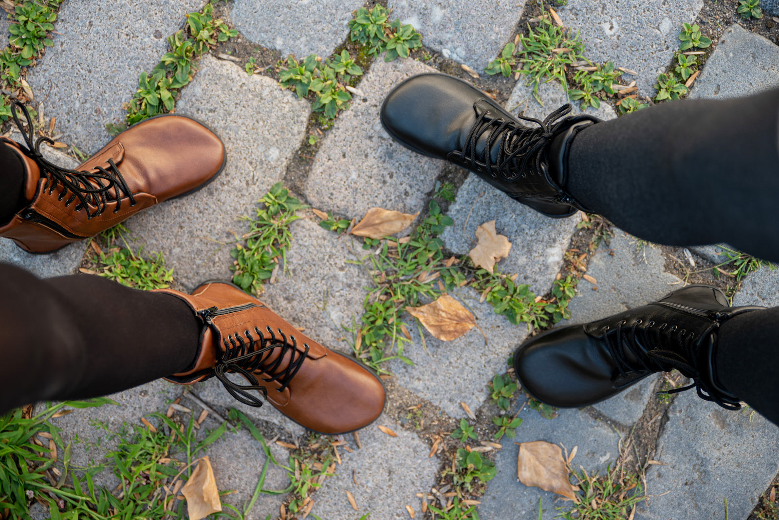 Ahinsa Jaya - Black zip up barefoot boots woman אהינסה גאיה מגפי ברפוט לנשים בשחור