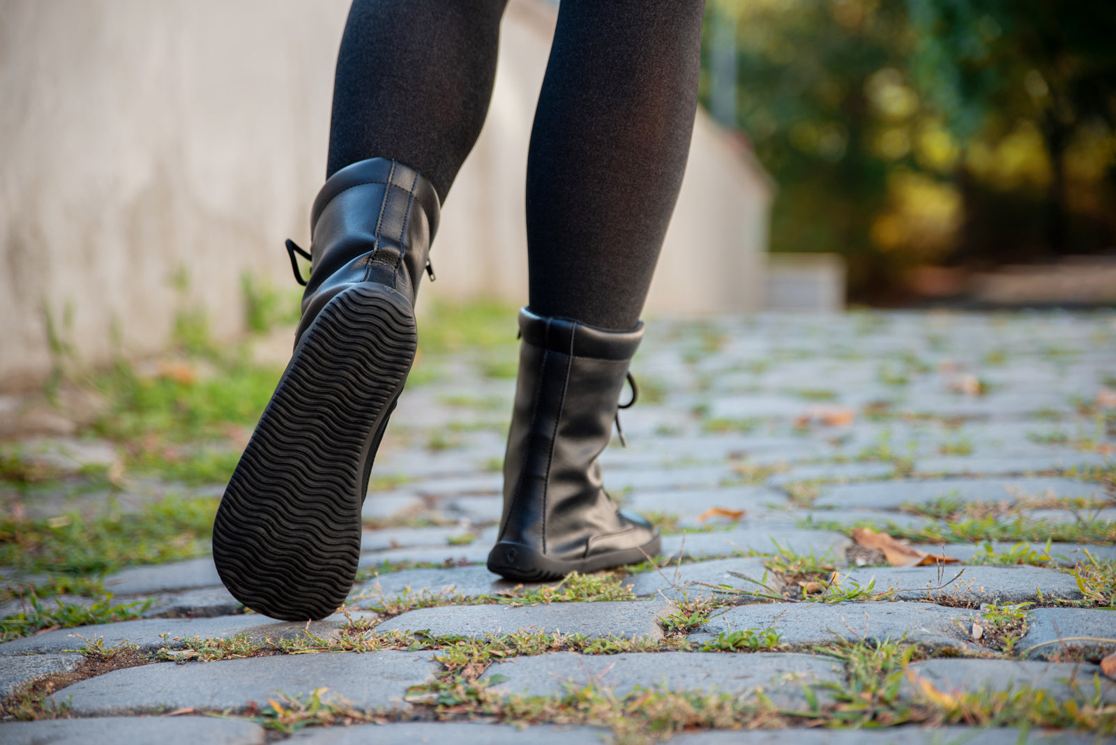Ahinsa Jaya - Black zip up barefoot boots woman אהינסה גאיה מגפי ברפוט לנשים בשחור